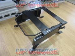 BRIDE70 series Noah/Voxy
Seat rail
Right
* Do not remove the adapter