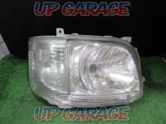 TOYOTA 200 series Hiace
Type 3
Genuine headlight
Right only