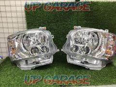 Toyota Genuine
Genuine LED headlights
Right and left
■
Hiace 200