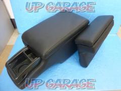 Unknown manufacturer armrest
Left and right set ■ Hiace 200 series
Wide body
