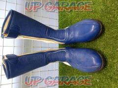 Size 23.5
Kushitani
Leather boots
White Blue
