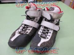 elf riding shoes
Unknown size (measured 25.5 cm)