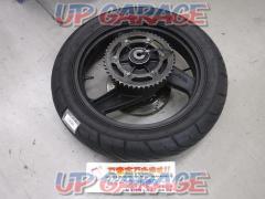 9KAWASAKI genuine
Rear wheel (with extra tire)