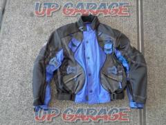 ARLEN
NESS
Nylon jacket
Black / Blue
M size