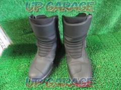 FORMARIVAL
Riding boots
Size: 26cm