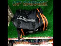 [MOTO
FIZZ Mini Field Seat Bag
Active orange
Capacity: 19-27L