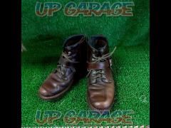 AVIREX short leather boots
Brown
Size: 25cm
Part number: AV2931