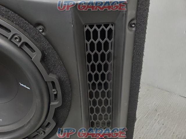 Rockford
P1-1x10
Subwoofer with 25 cm BOX  Exclusively designed bass reflex type enclosure to maximize the performance of Woofer !! -04