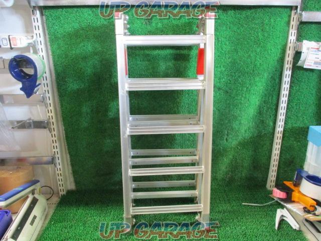 Unknown Manufacturer
Aluminum ladder
Tri-fold type
Total length 180cm width 25cm-02