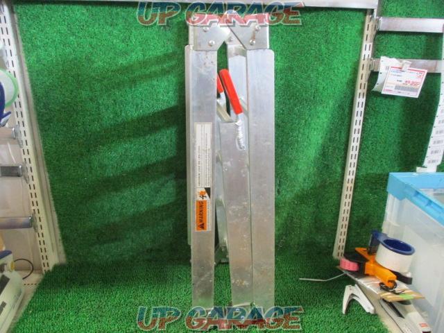 Unknown Manufacturer
Aluminum ladder
Tri-fold type
Total length 180cm width 25cm-03