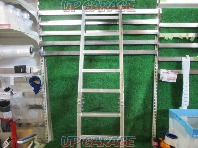 Unknown Manufacturer
Aluminum ladder
Tri-fold type
Total length 180cm width 25cm-06