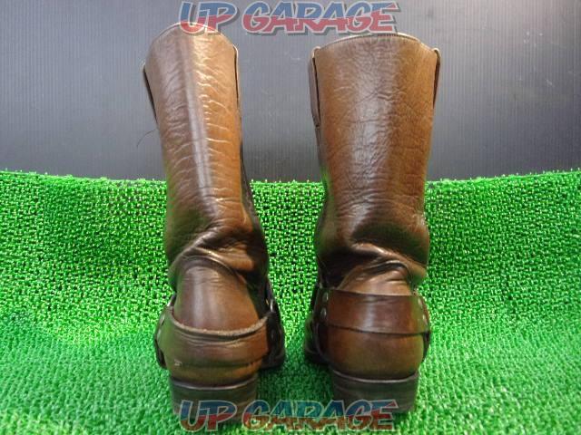 Wakeari
Size unknown
FEL-YNI
Leather boots
Brown-02