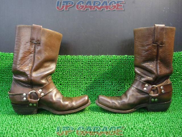 Wakeari
Size unknown
FEL-YNI
Leather boots
Brown-04