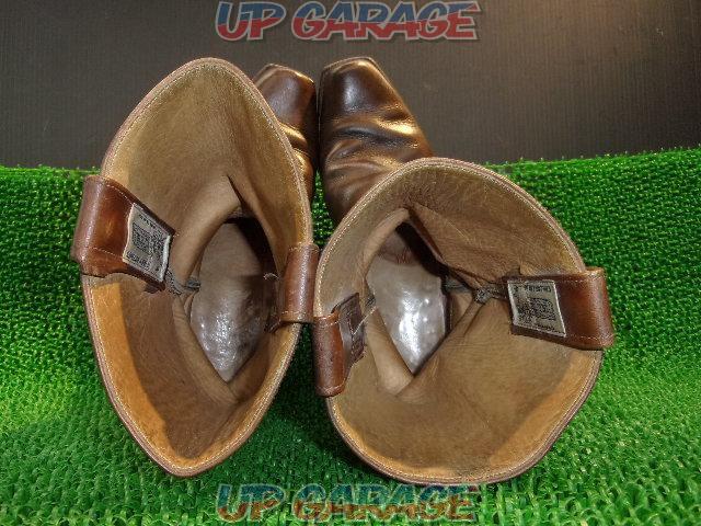 Wakeari
Size unknown
FEL-YNI
Leather boots
Brown-06