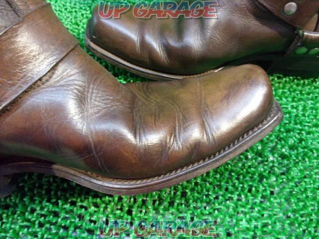 Wakeari
Size unknown
FEL-YNI
Leather boots
Brown-08