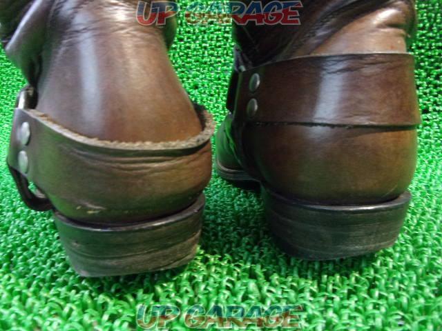 Wakeari
Size unknown
FEL-YNI
Leather boots
Brown-09
