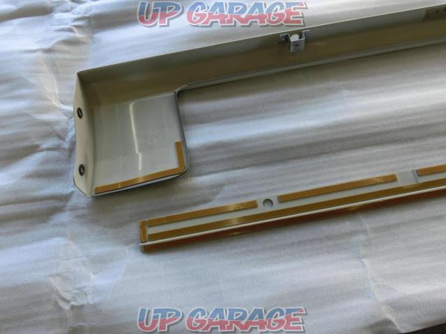 TRD
Side skirts
Hiace
Right (RH) only-07