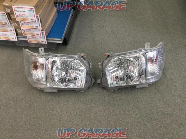 March price reductions! Toyota
Hiace genuine headlight
Right and left-01