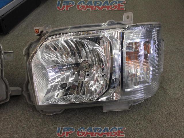 March price reductions! Toyota
Hiace genuine headlight
Right and left-02