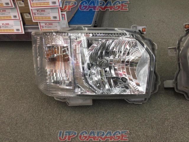 March price reductions! Toyota
Hiace genuine headlight
Right and left-03