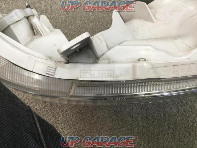 March price reductions! Toyota
Hiace genuine headlight
Right and left-06