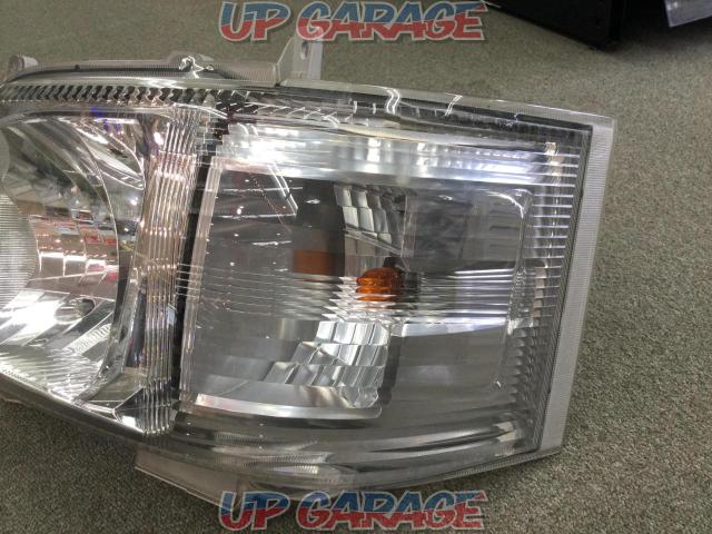 March price reductions! Toyota
Hiace genuine headlight
Right and left-07