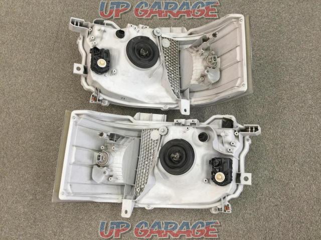 March price reductions! Toyota
Hiace genuine headlight
Right and left-09