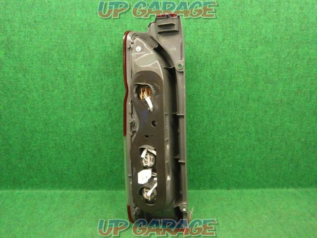 Right Toyota genuine (TOYOTA)
Hiace 200
4 type / 5 type / 6 type
Genuine
Tail lens
Cold weather model-05