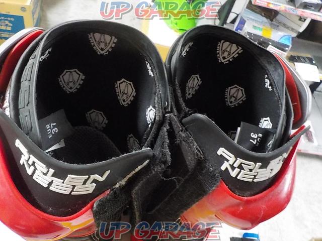 It's cheaper now!!!
ARLENNESS
Racing boots
EUR37-04