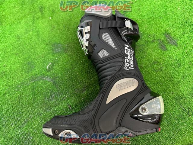 ARLEN
NESS
Racing boots-02