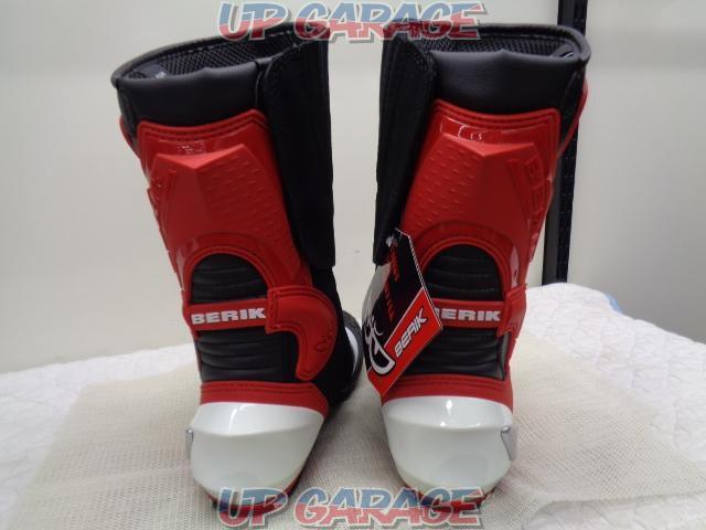 BERIK
(Berwick)
BERIK
2.0
Racing boots
EUR41
25.5cm
white, black, red
BOT-1289-BK-04