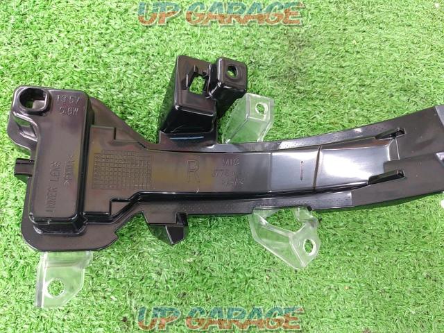 Nissan genuine X-Trail
Turn signal (mirror part) left and right set-06