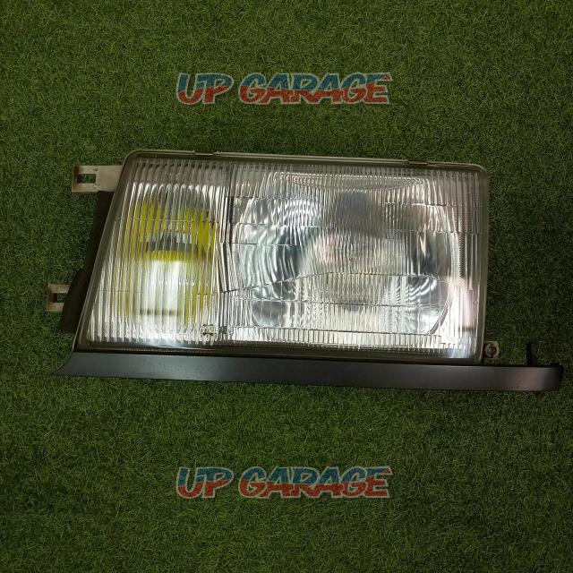 Further price reduction!! Genuine Nissan (NISSAN)
Y31 Cedric
Genuine headlight
Right and left-02