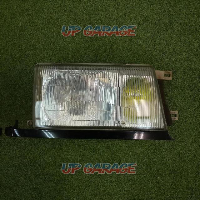 Further price reduction!! Genuine Nissan (NISSAN)
Y31 Cedric
Genuine headlight
Right and left-03