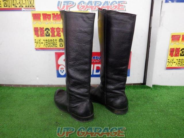 KRAKEN
HOUSE
Leather boots-02