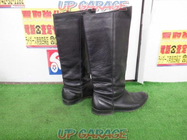 KRAKEN
HOUSE
Leather boots-03