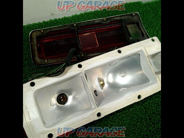 510 Bluebird/first half
NISSAN genuine tail lens right side only
We lowered the price!!-07