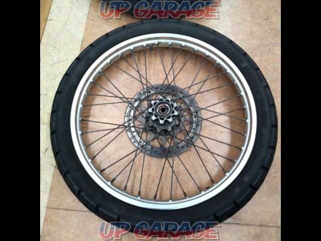 Honda genuine
Tires and wheels
Front and rear set XR250R
/MD30
1998 model-02