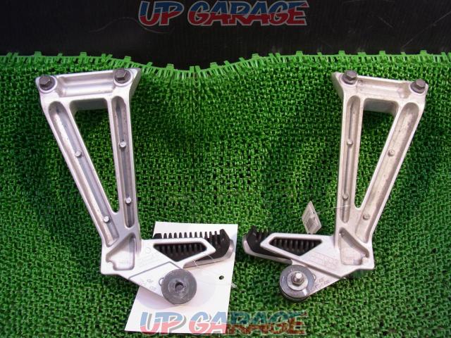 Removed from GSX1400 (2001-2004 model)
Genuine
Tandem step left and right set-05