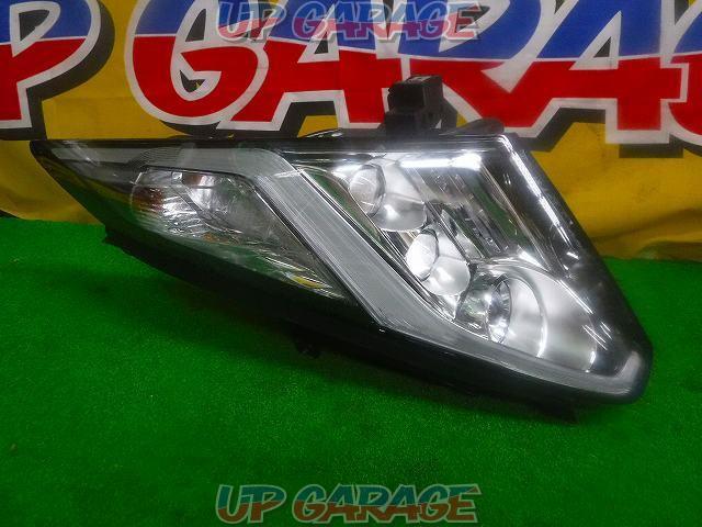 ● Price cut! Only the left side
NISSAN genuine
Lightning LED Headlights-02