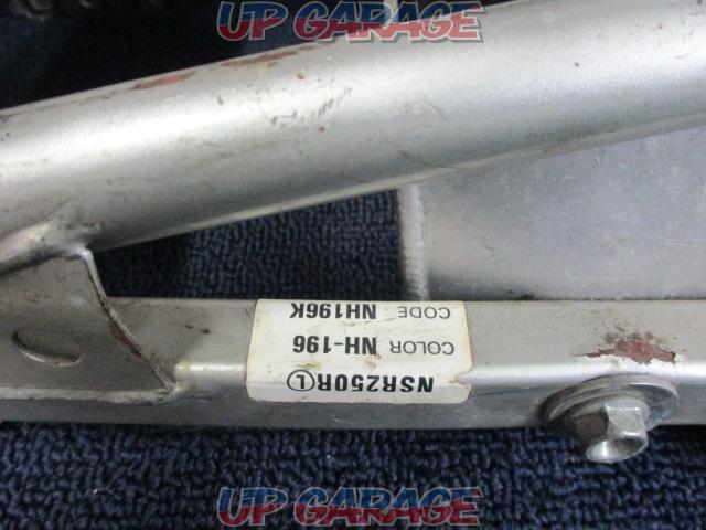 HONDA genuine
Seat frame
Removal of NSR 250 R (MC 28)-06