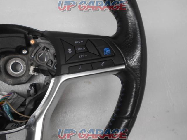 Nissan genuine
ZE1
Reef
Genuine leather steering wheel-06