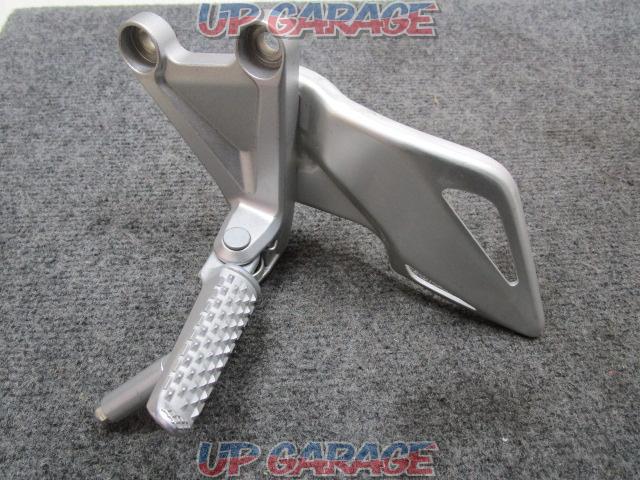 HONDA
CBR1000RR (SC59)
Genuine step
Right and left
* All the things in the image will be-02