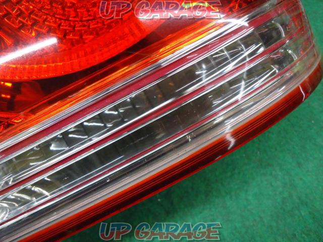 Toyota genuine on the right side for some reason
18 series Crown Athlete late genuine tail lens-03