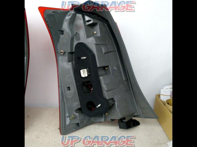 TOYOTA
10 system Wish
Late genuine tail lens-06