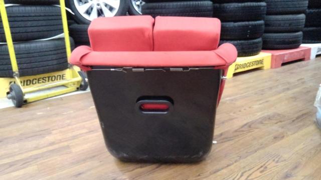 Unknown Manufacturer
Full bucket seat
Red-09