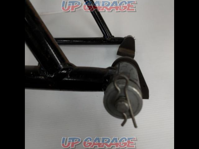 Load capacity unknown Manufacturer unknown
Rear maintenance stand-04