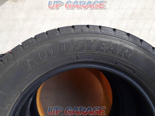 2 white containers GOODYEAR
ICE
NAVI
7
225 / 60R17-02