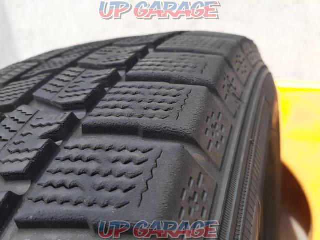 1 white container GOODYEAR
ICE
NAVI
7
225 / 60R17-03