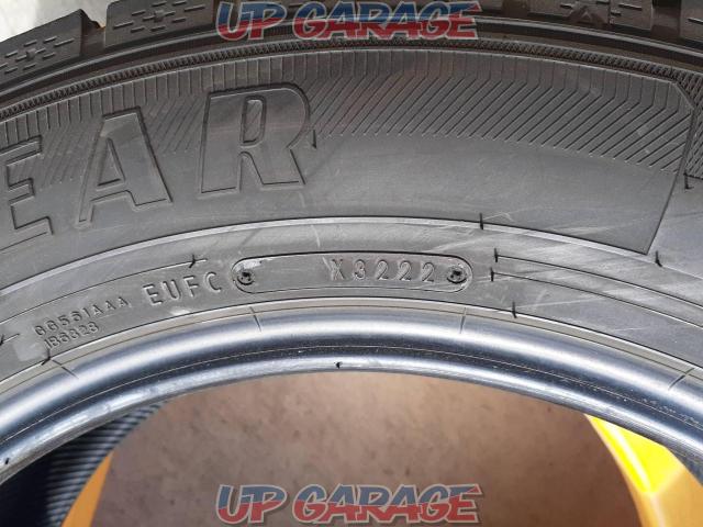 1 white container GOODYEAR
ICE
NAVI
7
225 / 60R17-05